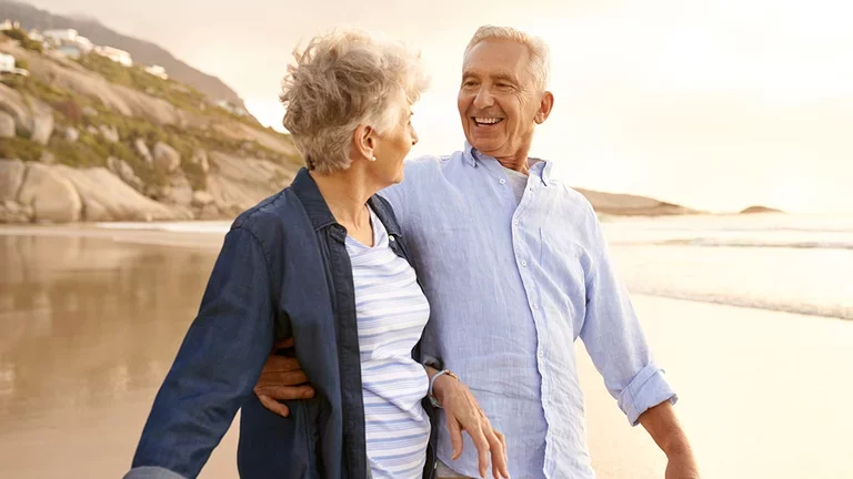Mann mit Frau am Strand