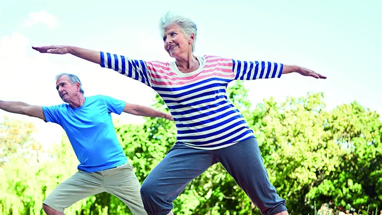 Frau und Mann machen Gymnastik