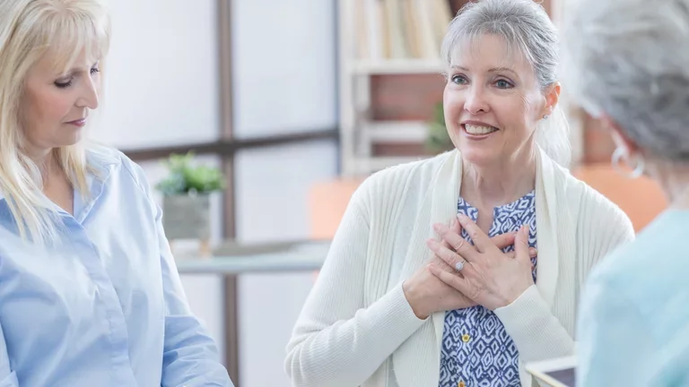 Eine Gruppe mit Frauen im Gespräch