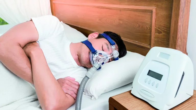 Mann mit Sauerstoffversorungung