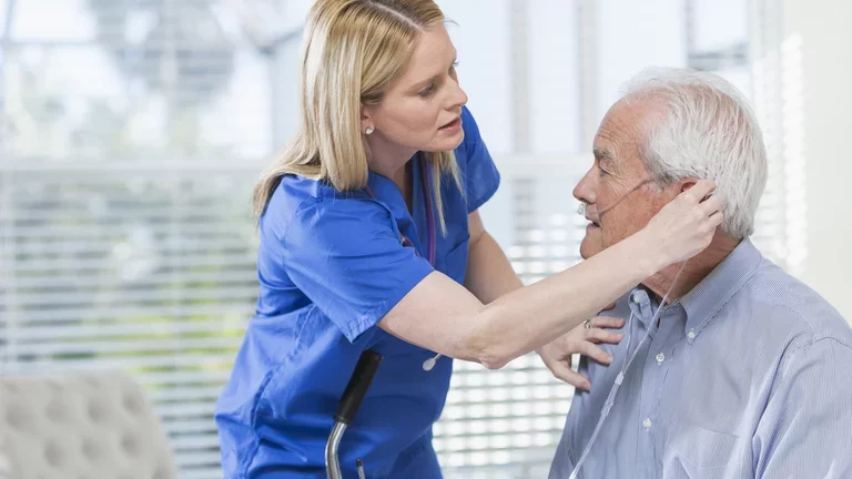 Pflegerin hilft einem Mann